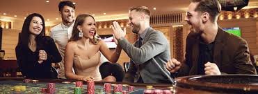 Dasbor permainan starbuckspoker dengan kategori sepak bola, dealer langsung, dan slot